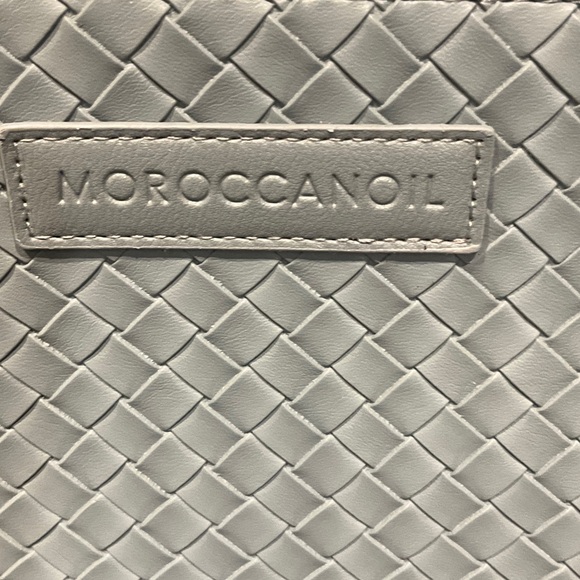 Moroccanoil Cosmetic Bag NWOT plus bonus Jet Lag Facial Mask - Picture 2 of 10